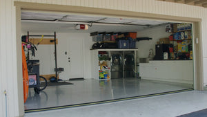 Photo d'un garage propre avec un joint de seuil de porte de garage installé