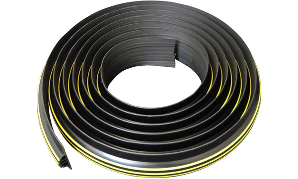 Un joint de bobine commerciale de 30 mm enroulé sur lui-même qui montre l'échelle du produit