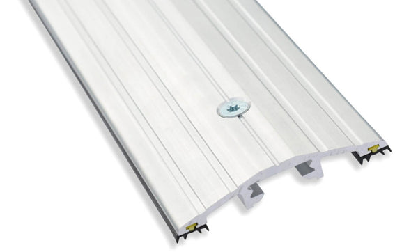 Gros plan du joint de seuil de porte commerciale GaraDry de 15 mm