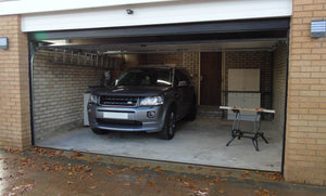 Un joint de porte de garage installé qui empêche l’eau et les feuilles de pénétrer dans un garage