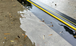 Le joint de seuil de porte de garage de 20 mm retient l'eau et les débris d'un garage